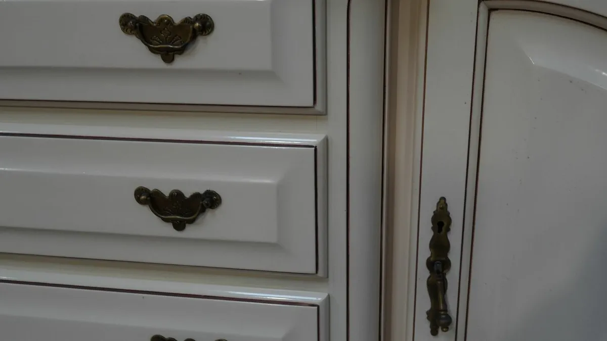 Elegant Vintage Sideboard with Ornate Detailing - Image 2