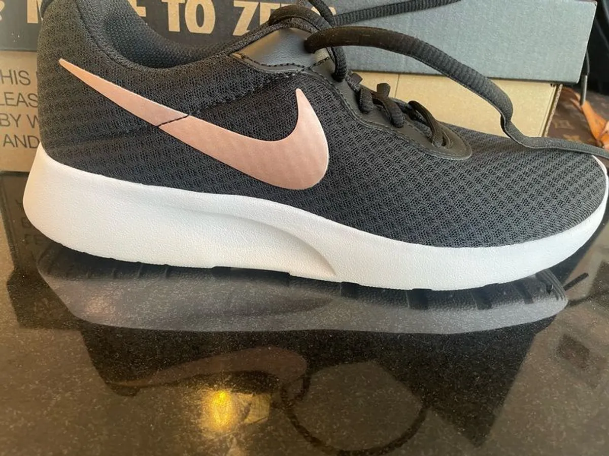 Nike rose gold tanjun store