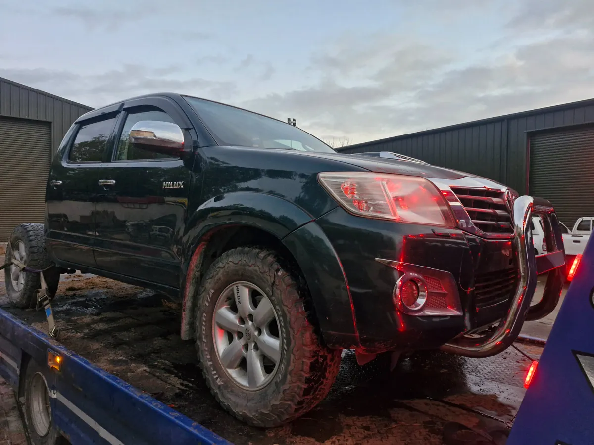 Toyota hilux auto  2015  breaking for parts - Image 1