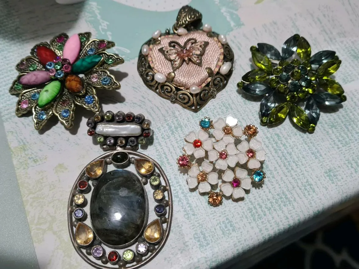 Collectible brooches outlet