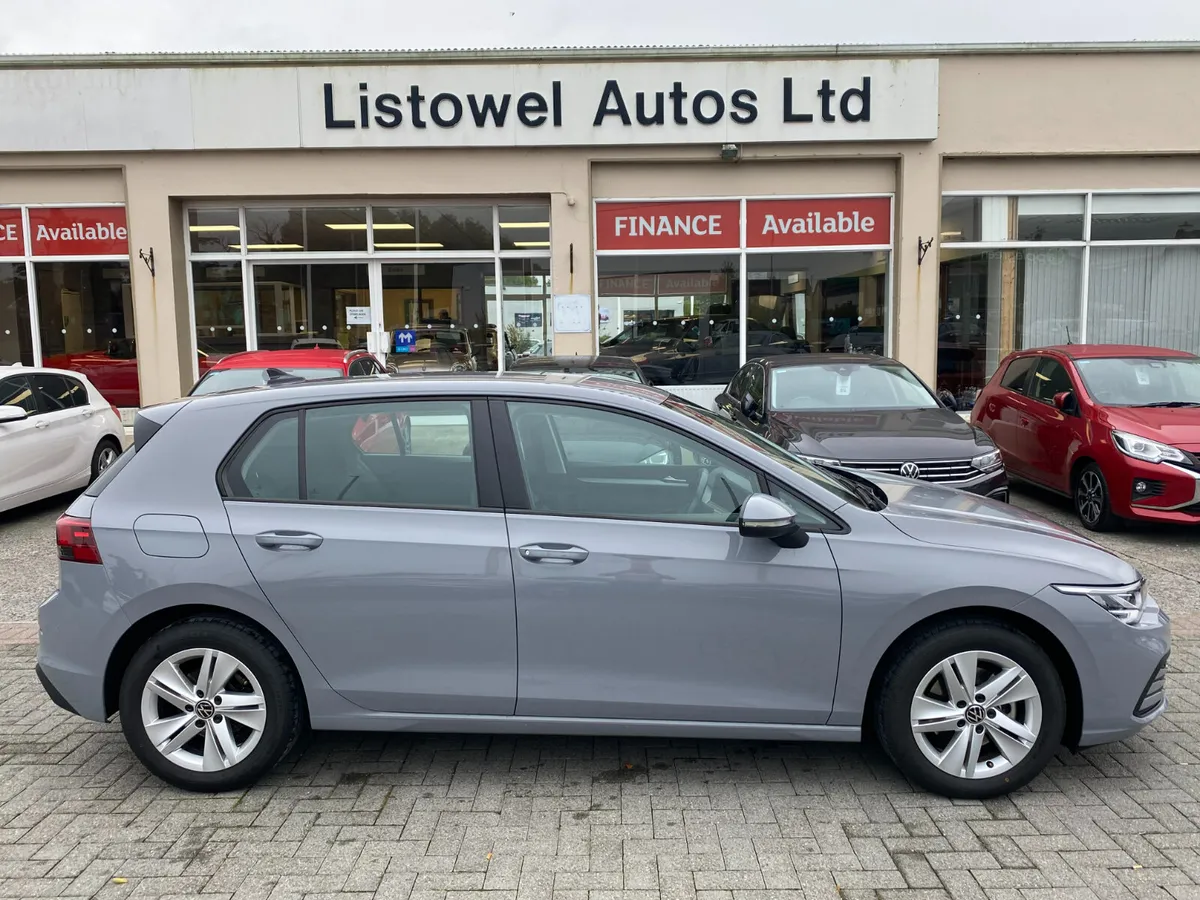 231 VW GOLF 2.0TDI LIFE 5DR HATCHBACK - Image 1