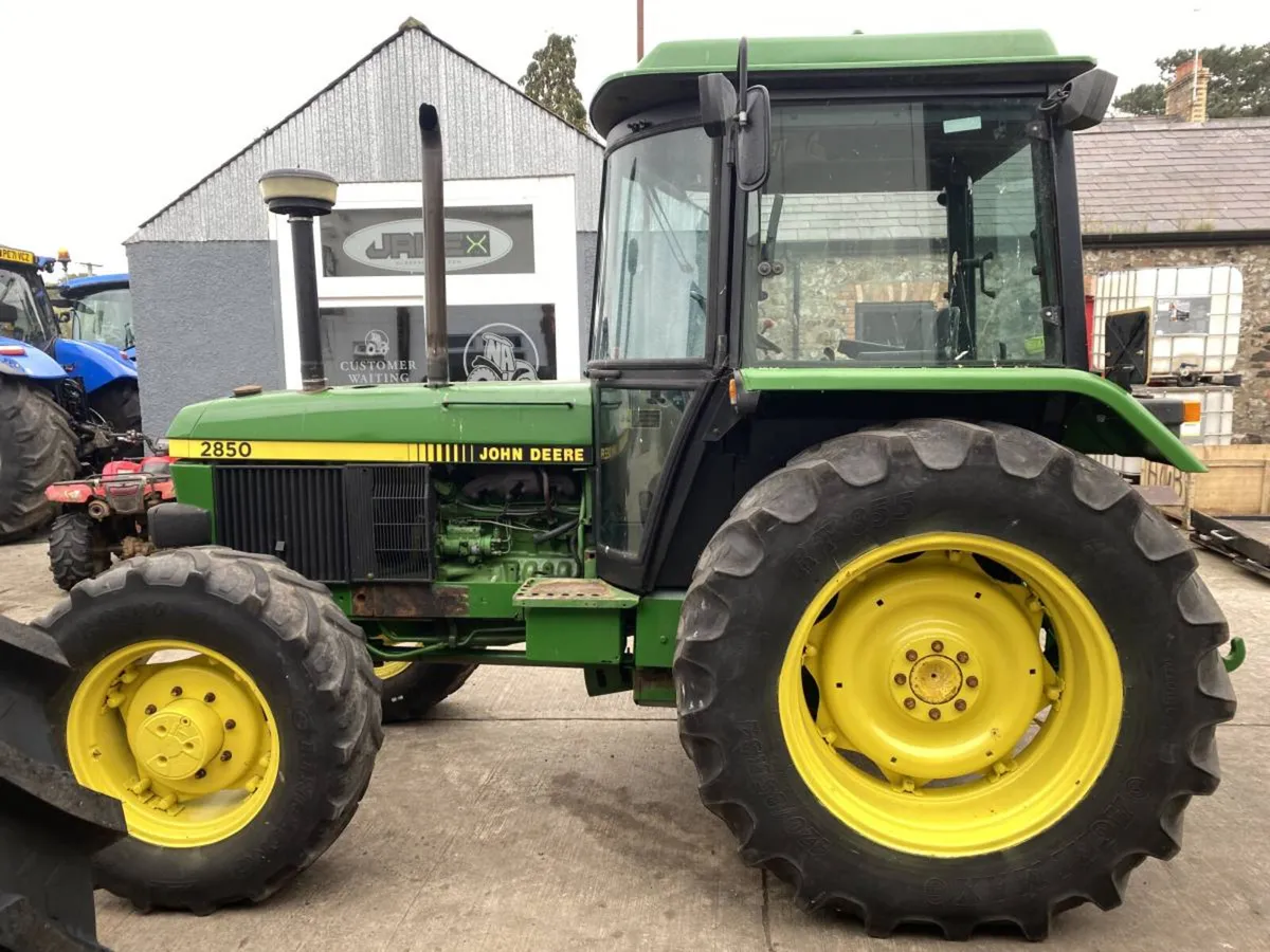 1990 John Deere 2850 - Image 2