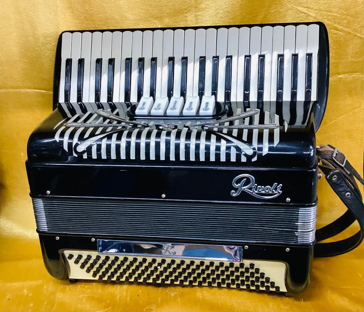 SONOLA COMPACT 41/120 BASS 3 VOICE PIANO ACCORDION - Image 1