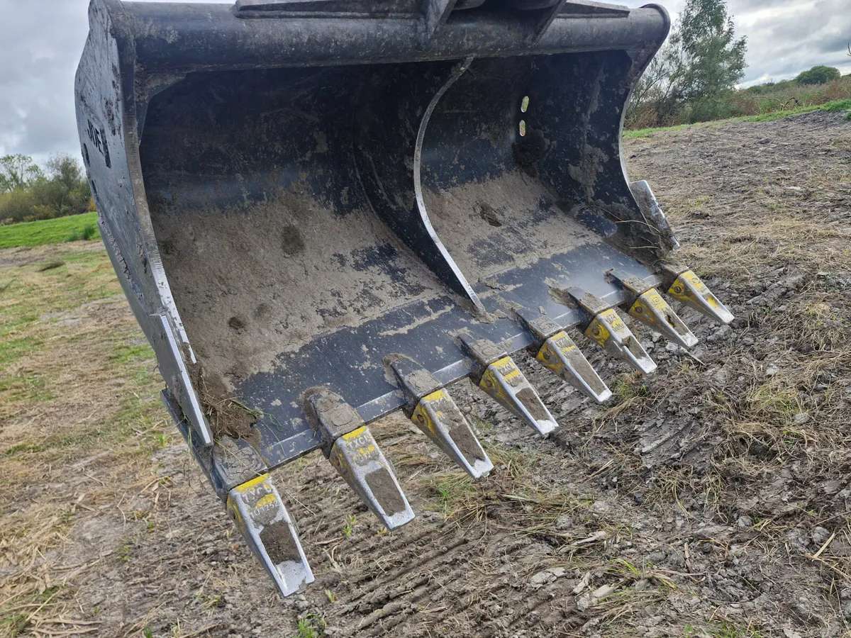 5ft JDE 8 tooth ditching bucket only few hours wor - Image 1