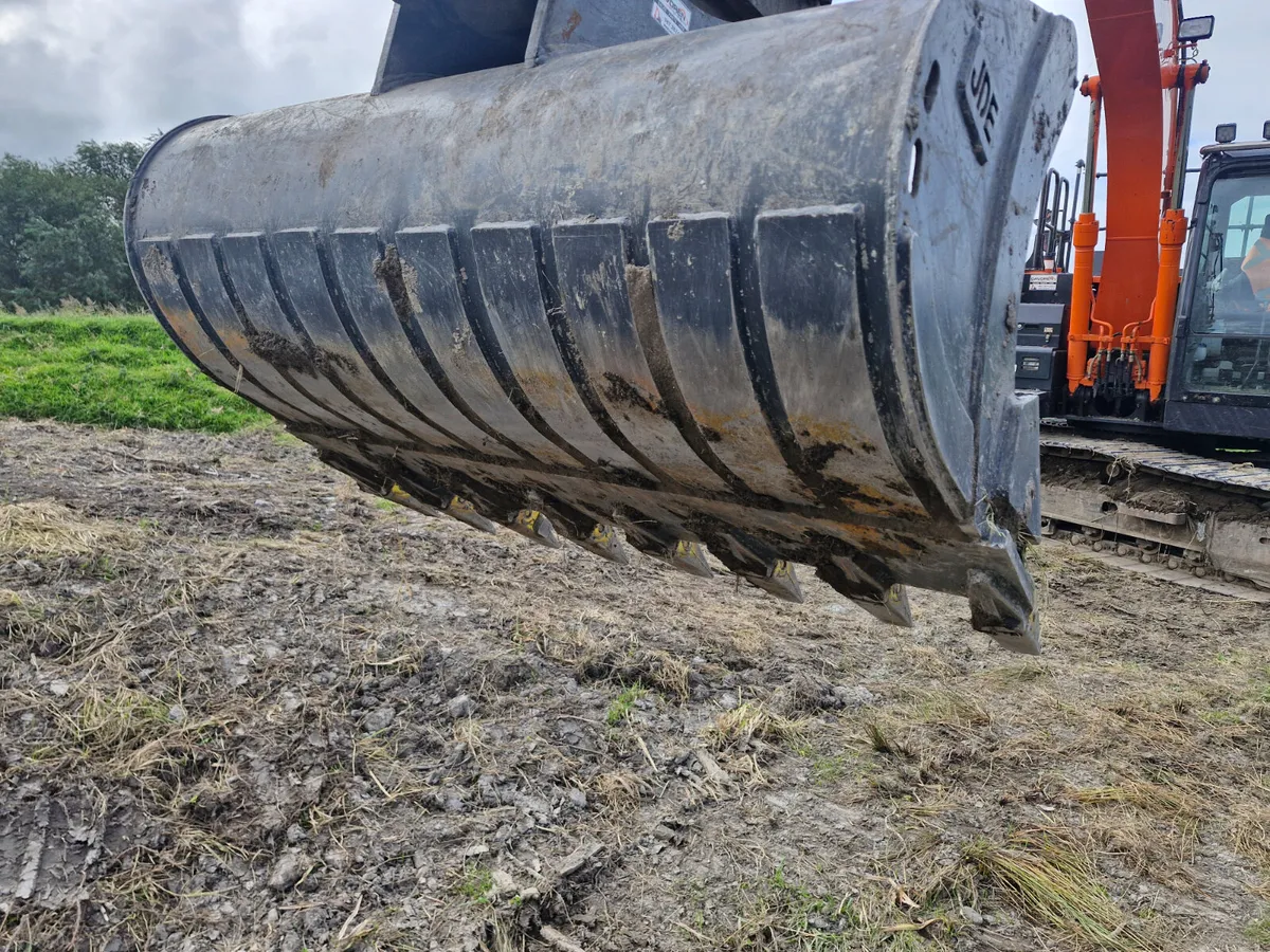 5ft JDE 8 tooth ditching bucket only few hours wor - Image 2