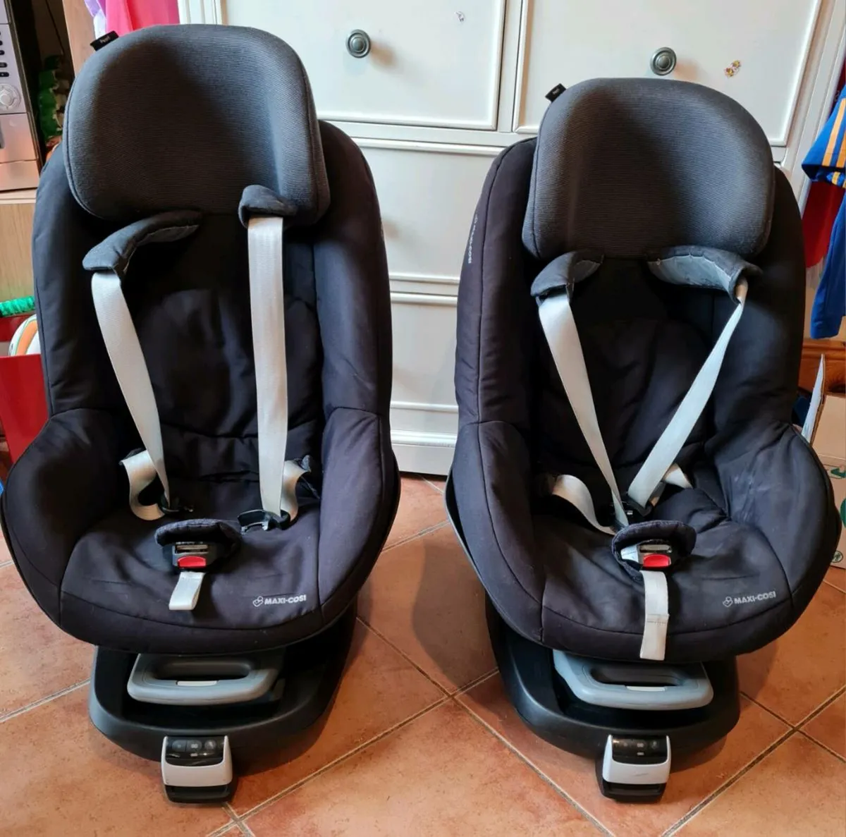 2 x Maxi Cosi Pearl Car Seat and Isofix Base for sale in Co. Tipperary for 80 on DoneDeal