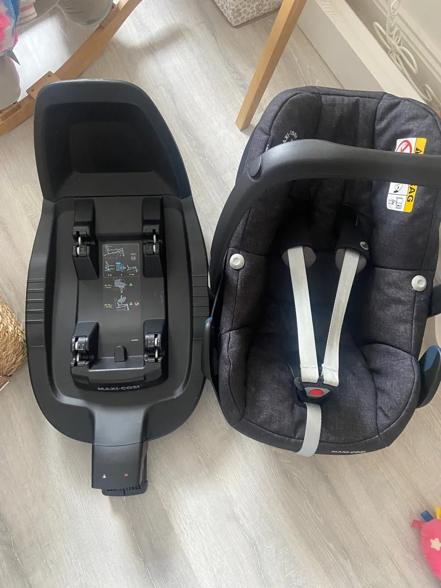 Maxi Cosi car seat and isofix base