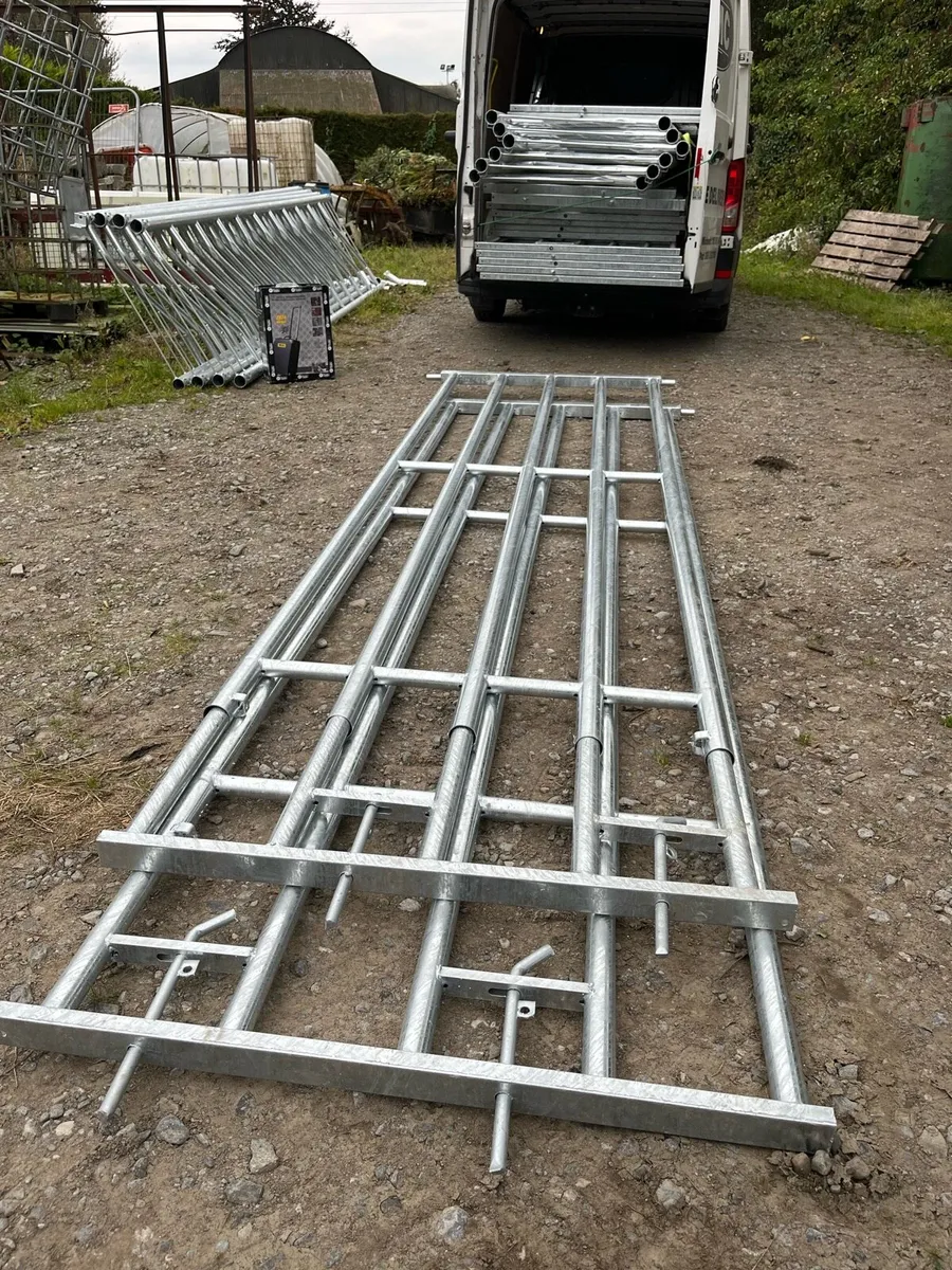 Heavy duty, extendable gate, and feeding barriers - Image 1