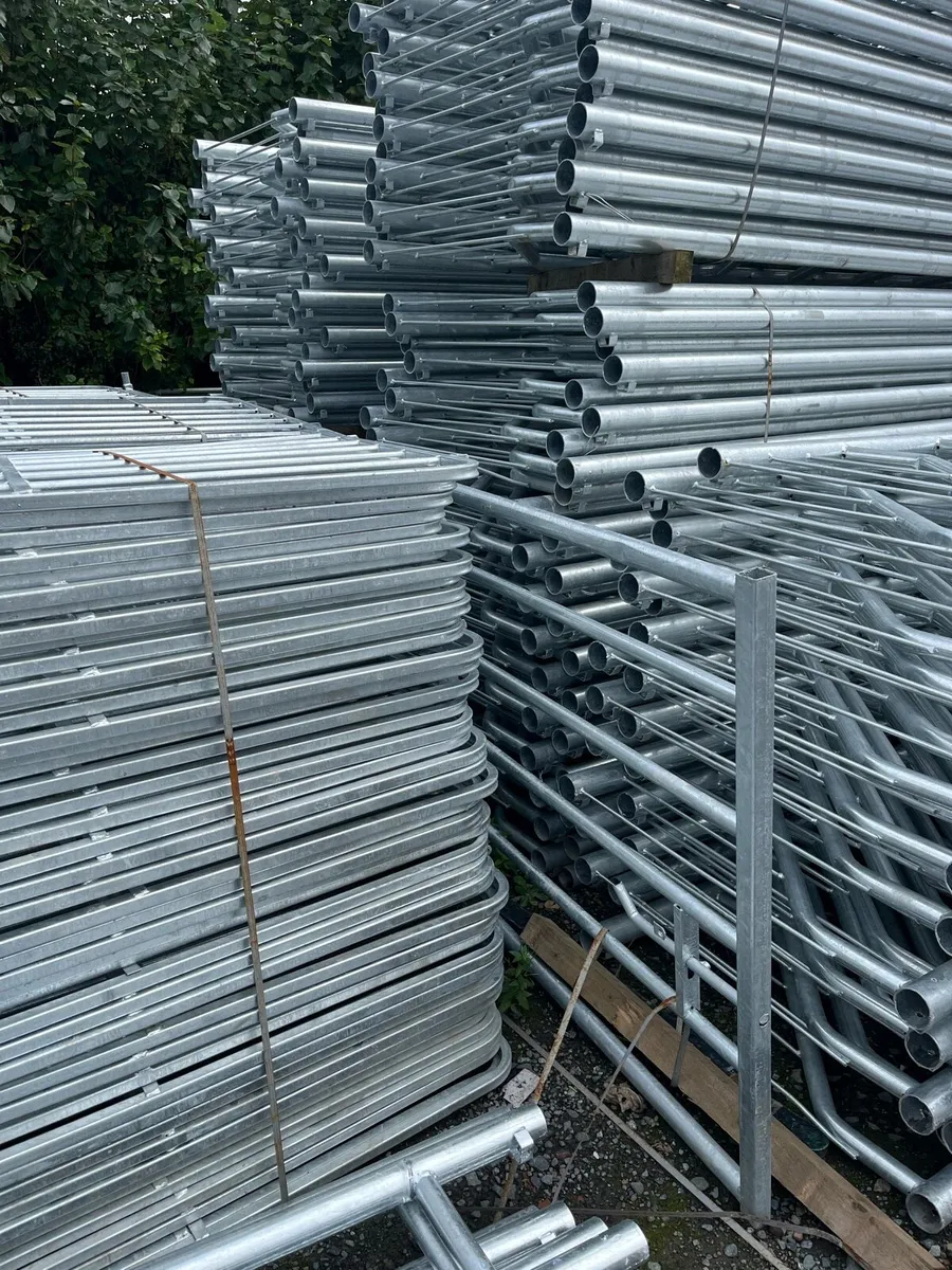 Heavy duty, extendable gate, and feeding barriers - Image 3