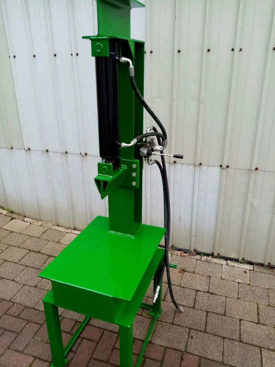 Log splitter 16 ton  brand new.
