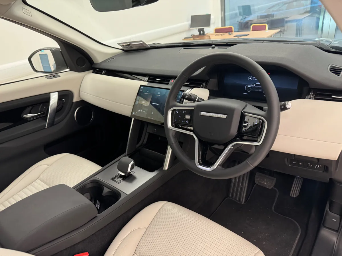 Land Rover Discovery Sport 2024 - Image 4