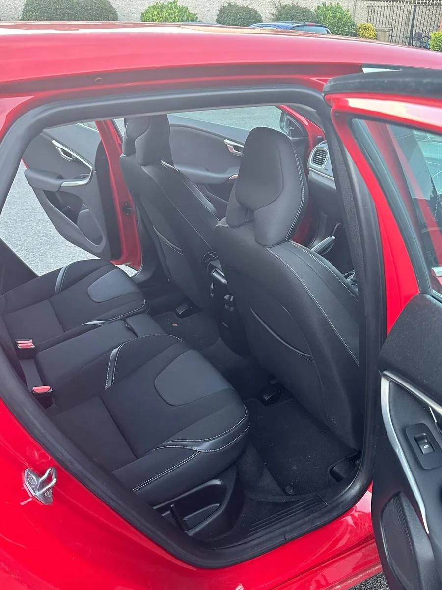 2016 Volvo V40 T3 - Only 30,000 km - Image 4