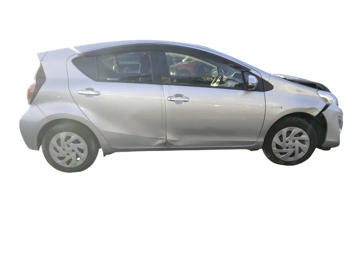 2016 TOYOTA AQUA For Breaking/Dismantling - Image 2