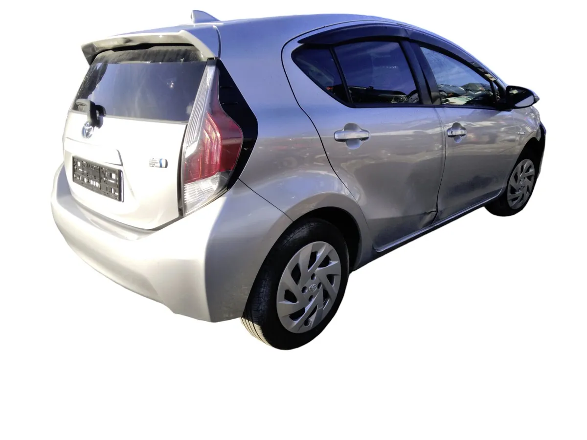 2016 TOYOTA AQUA For Breaking/Dismantling - Image 3