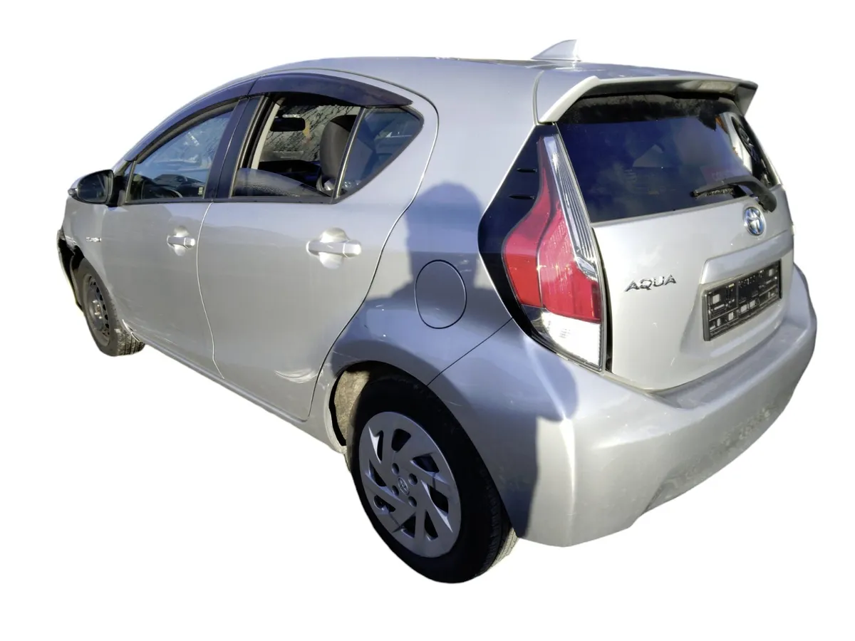 2016 TOYOTA AQUA For Breaking/Dismantling - Image 4