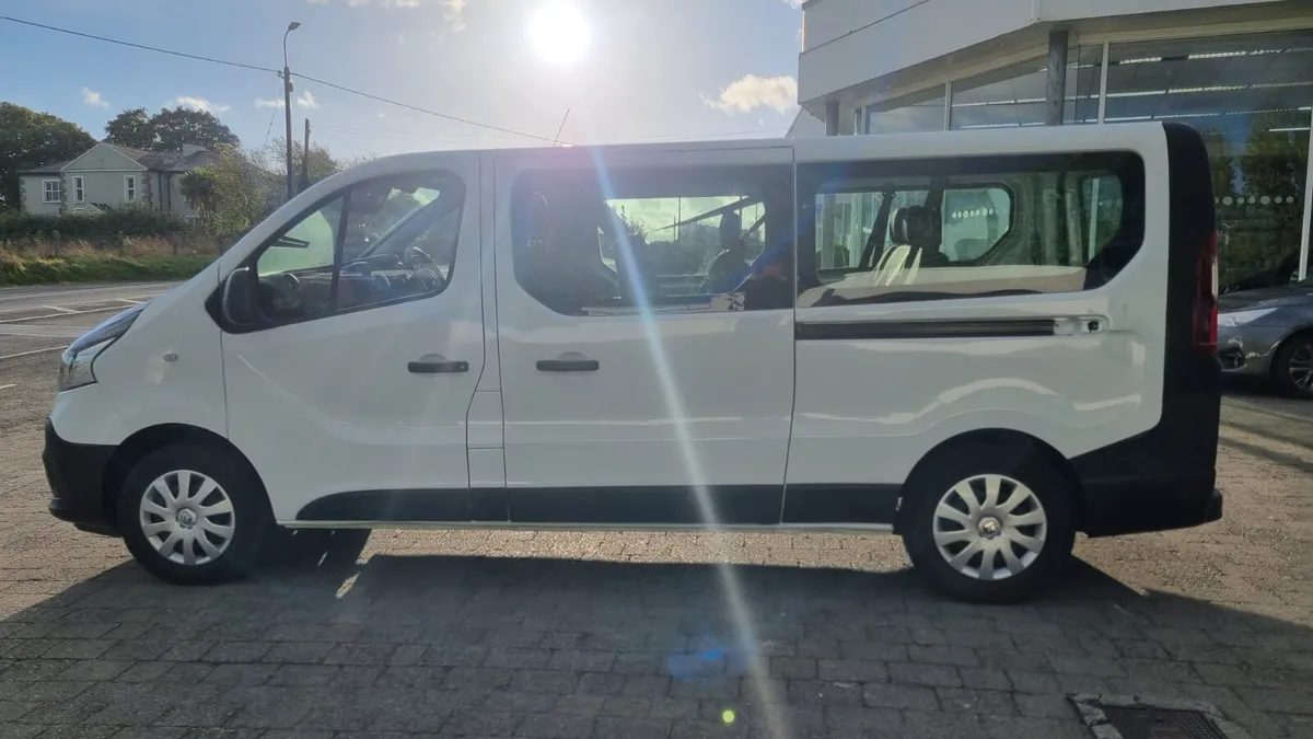 172 RENAULT TRAFIC LWB 9 SEATER LOW MILES - Image 4