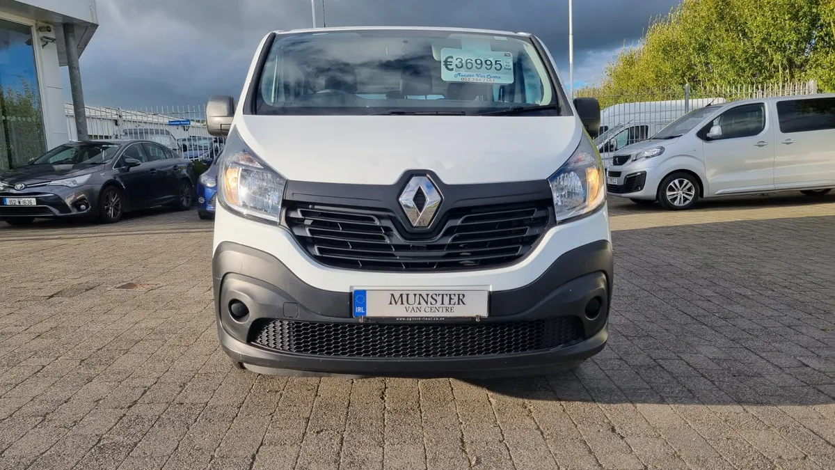 172 RENAULT TRAFIC LWB 9 SEATER LOW MILES - Image 3