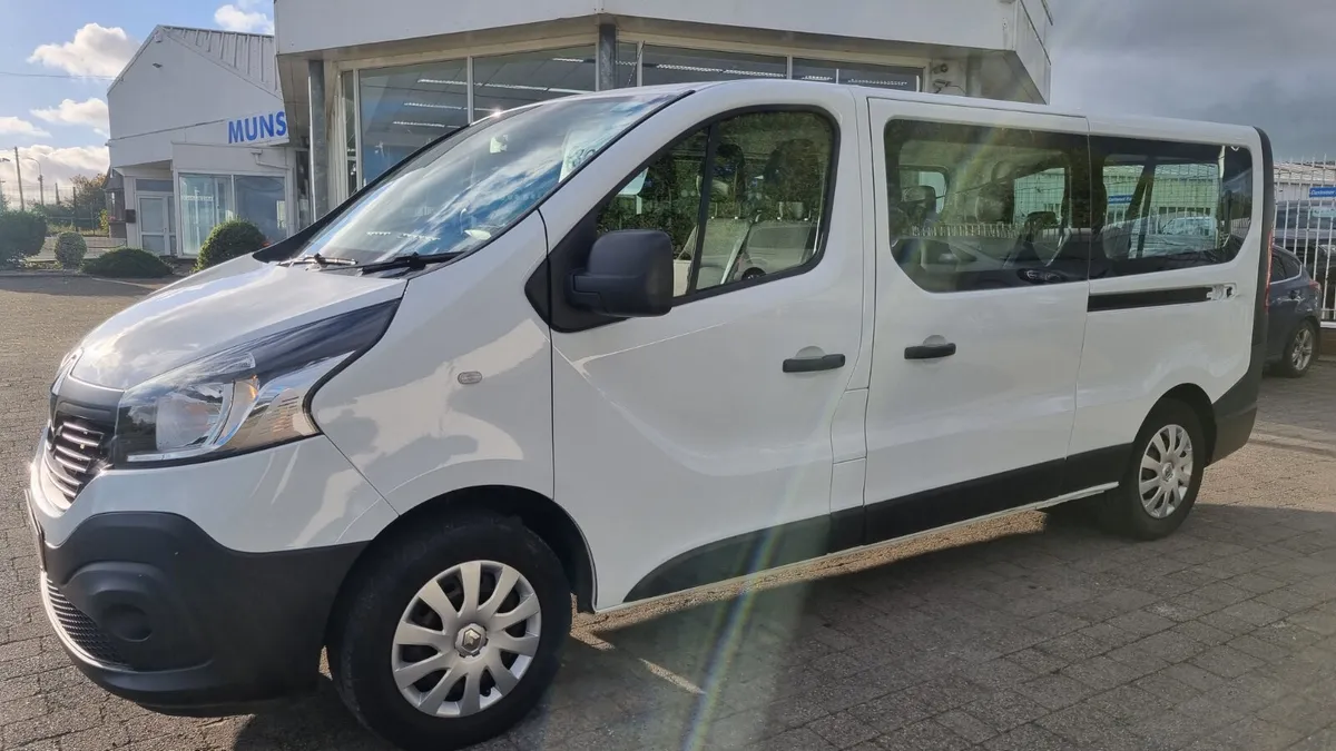 172 RENAULT TRAFIC LWB 9 SEATER LOW MILES - Image 1