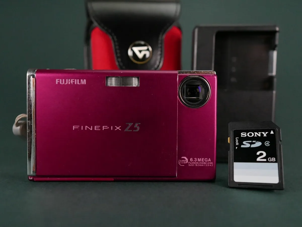 FUJIFILM製 FinePix Z5fd ラズベリーレッド/630万画素 本体のみ 動作
