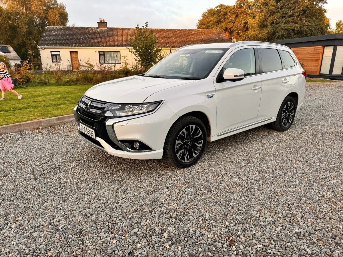 Mitsubishi Outlander 2017 PHEV GX4H - Image 1