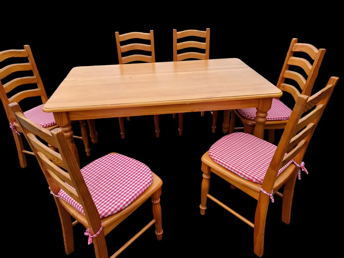 Lovely pine table and six chairs - Image 1