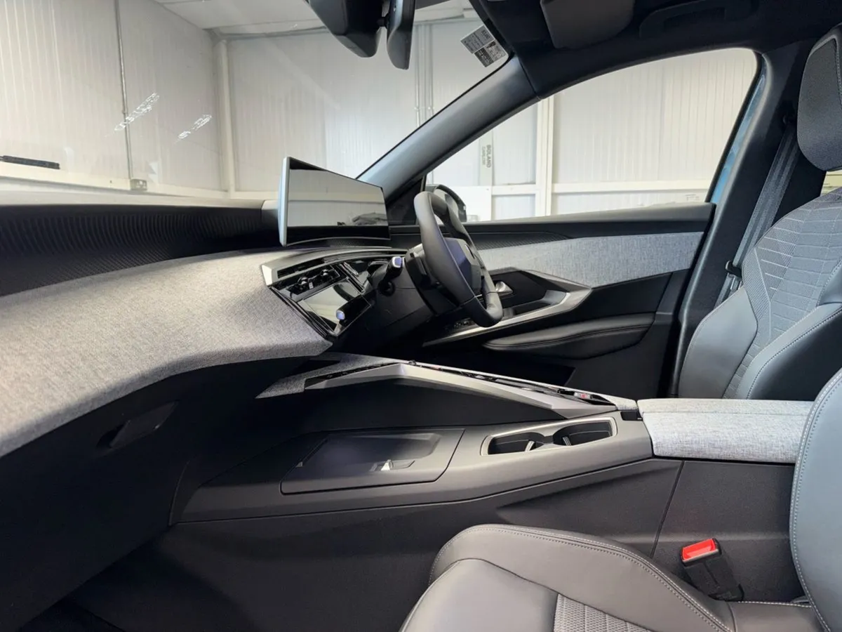 Peugeot 5008 1.2 Hybrid Allure  free Service Plan - Image 4