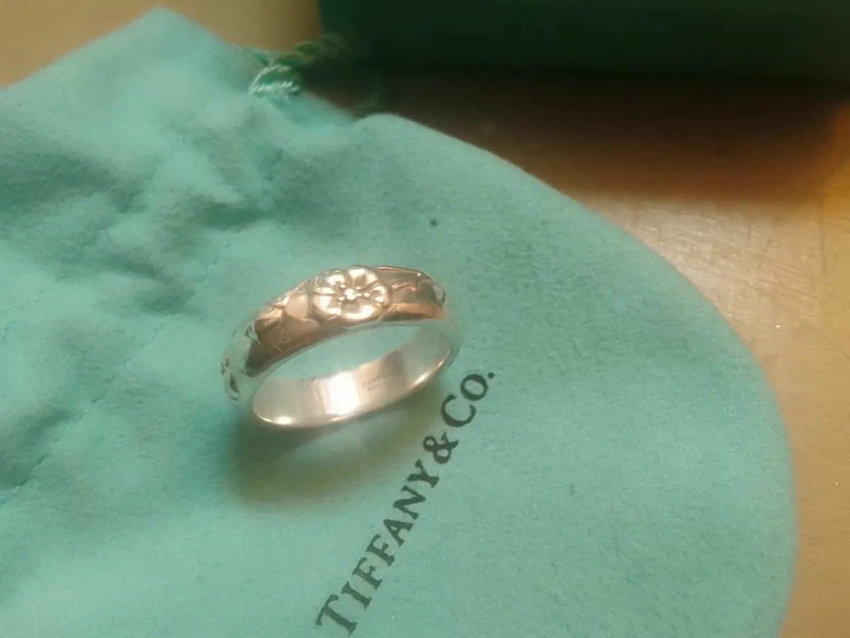 TIFFANY VINTAGE FLOWER BAND RING Q REDUCED - Image 1