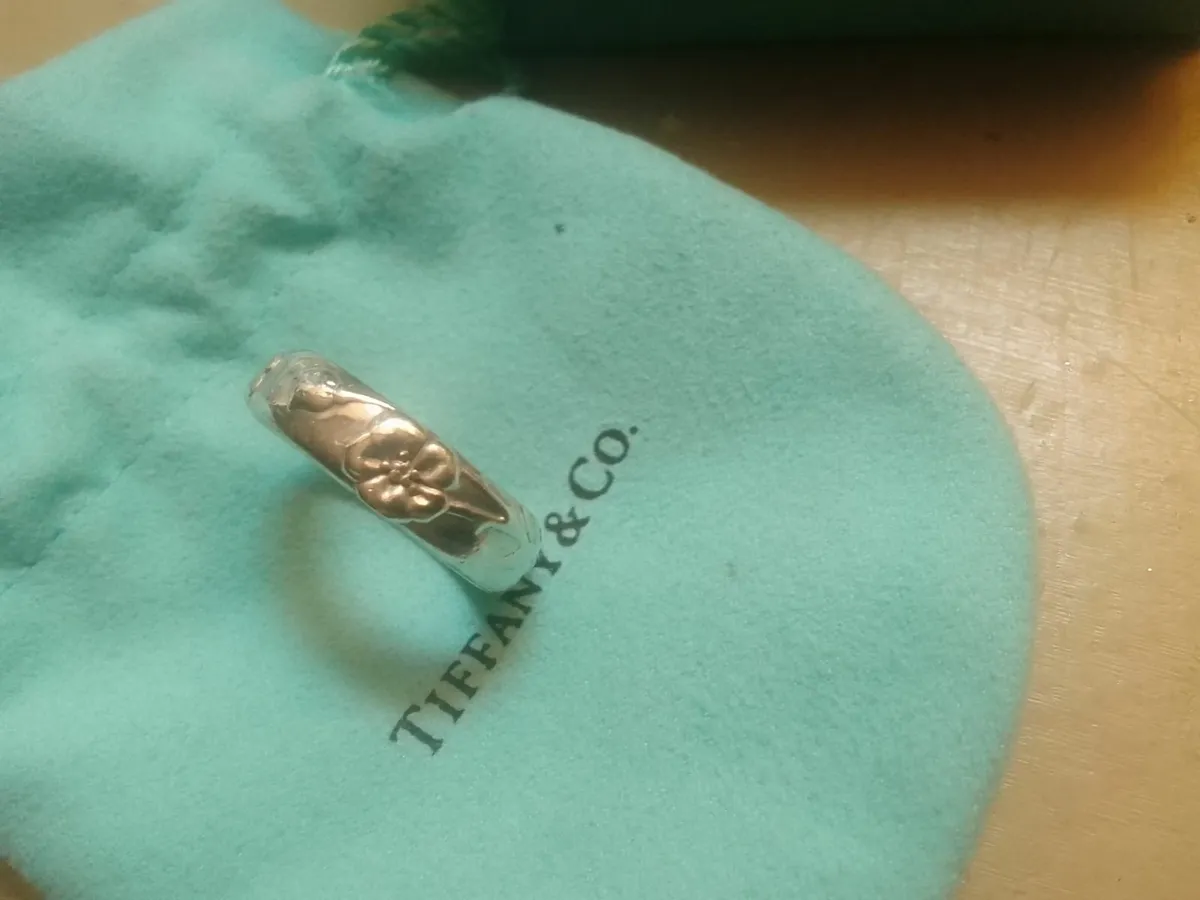 TIFFANY & CO STG SILVER FLORAL BAND RING  Q - Image 3