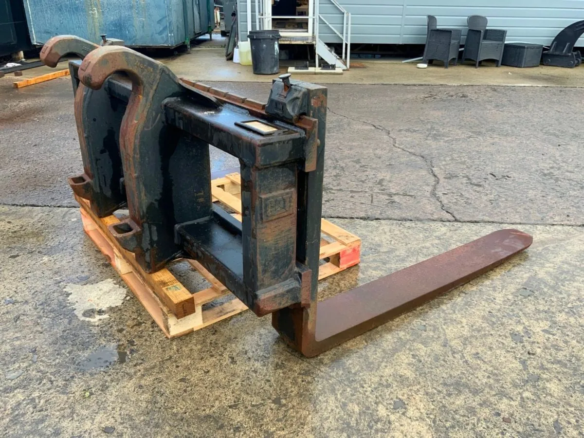 CATERPILLAR Q/HITCH SHOVEL  FORK CARRIAGE.......1 - Image 4
