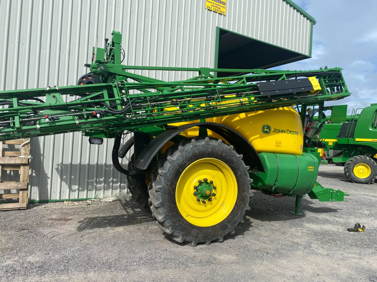 John Deere Demo 740i Trailed Sprayer - Image 2