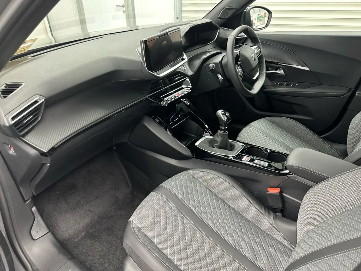 Peugeot 2008 1.2 Hybrid Allure  free Service Plan - Image 4