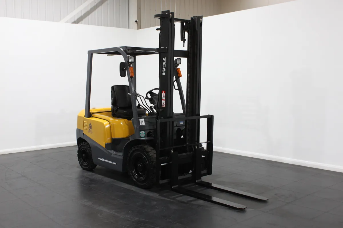 TCM FD25T 2.5 Ton Counterbalance Forklift - Image 1