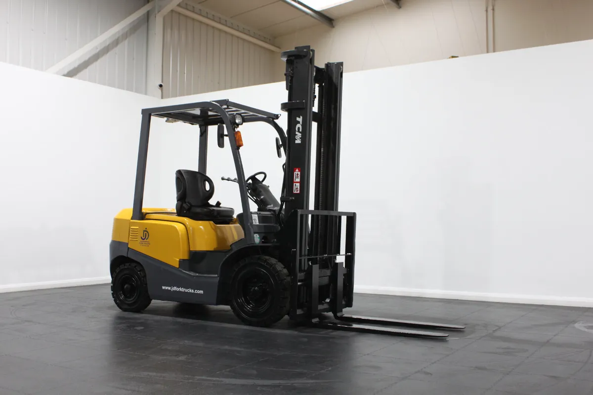 TCM FD25T 2.5 Ton Counterbalance Forklift - Image 3