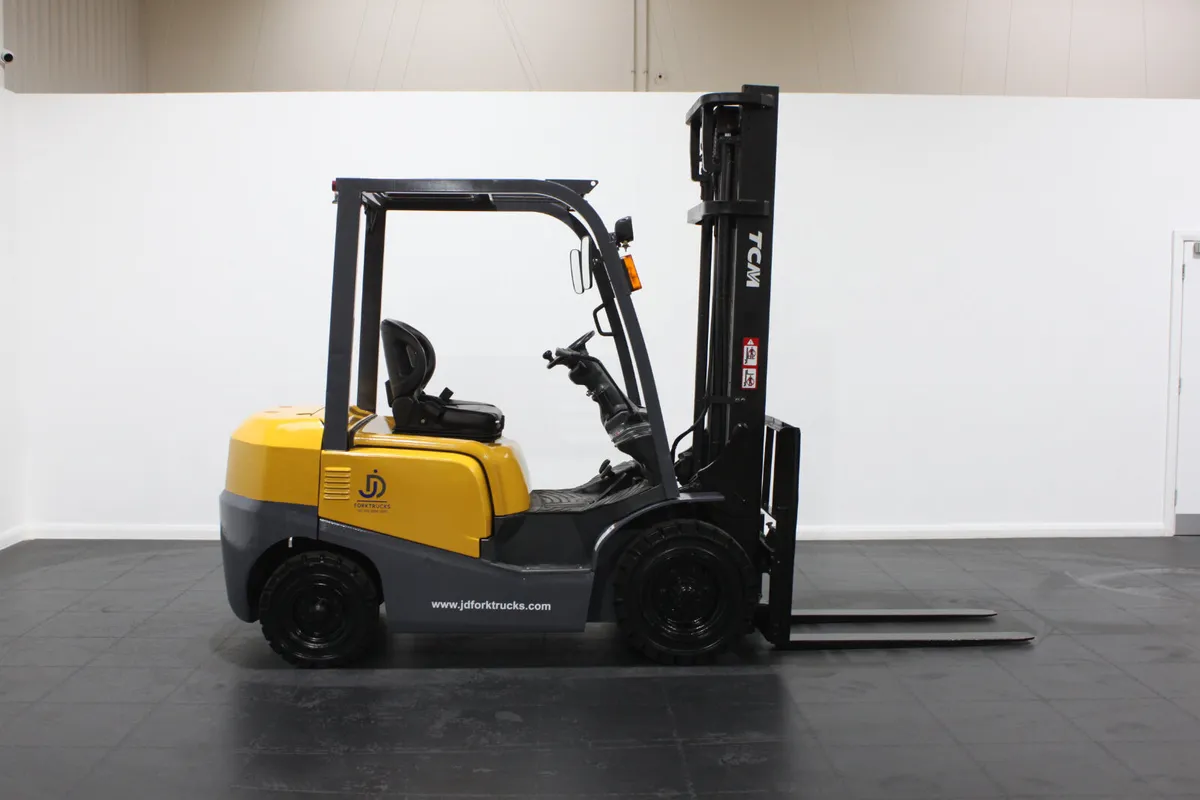 TCM FD25T 2.5 Ton Counterbalance Forklift - Image 4