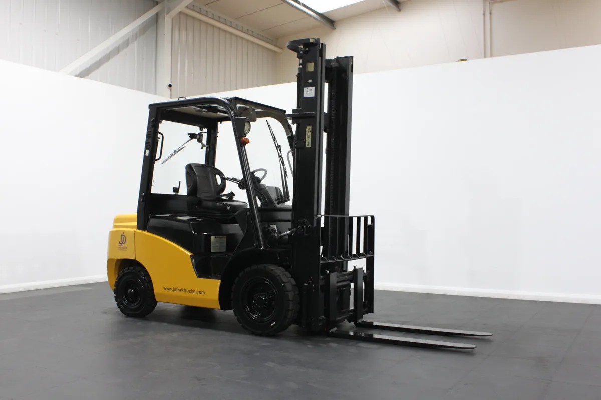 EP CPCD25T Half Cab 2.5Ton Counterbalance Forklift - Image 1