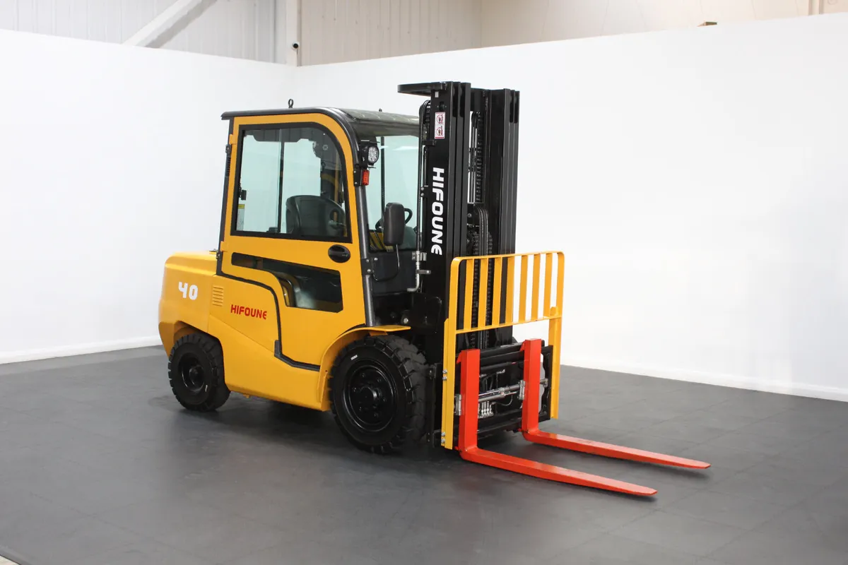 NEW HIFOUNE FD40 Full Cab Counterbalance Forklift - Image 1