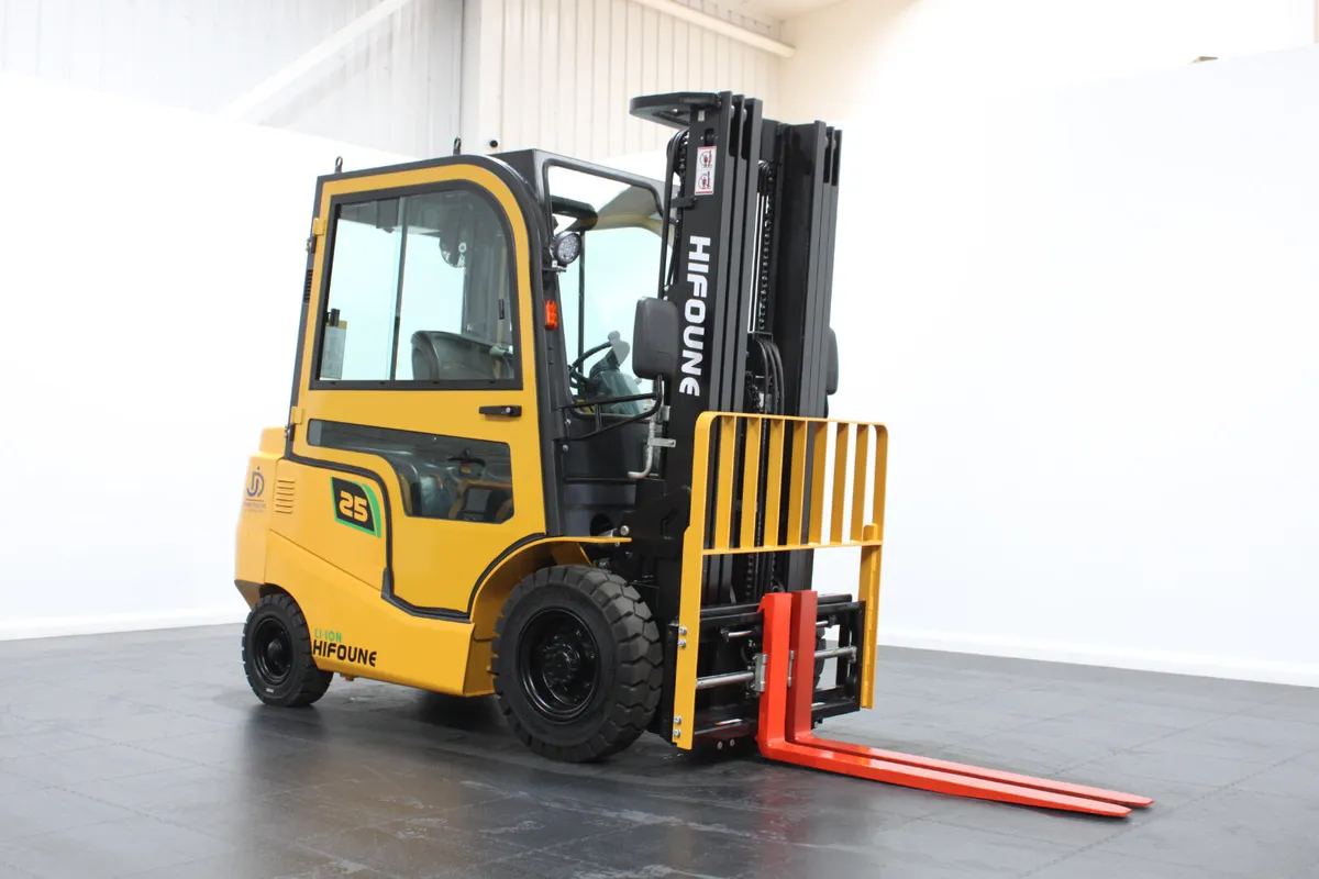 NEW HIFOUNE FBL – 2.5T Full Cab Lithium Forklift - Image 1