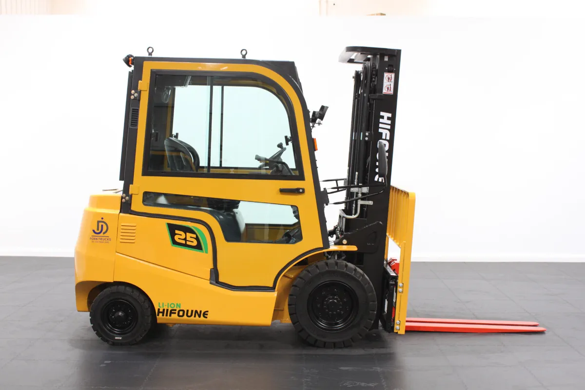 NEW HIFOUNE FBL – 2.5T Full Cab Lithium Forklift - Image 4