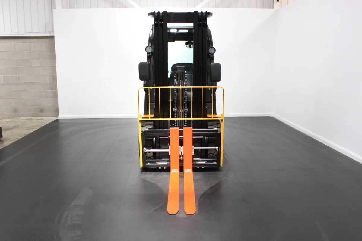NEW HIFOUNE FBL – 3T Full Cab Lithium Forklift - Image 4