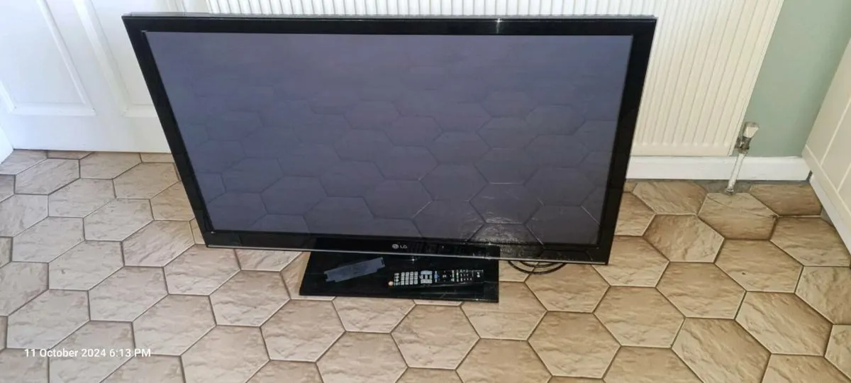 42 inch non smart Tv for sale in Co. Clare for €100 on DoneDeal
