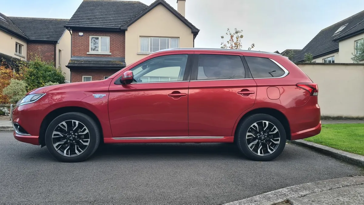 Mitsubishi Outlander 2017 2.0 PHEV  GX4hs Top Spec - Image 2