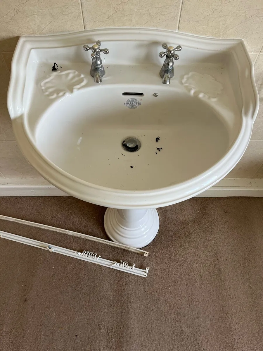 Bathroom sinks for sale in Co. Wexford for €50 on DoneDeal