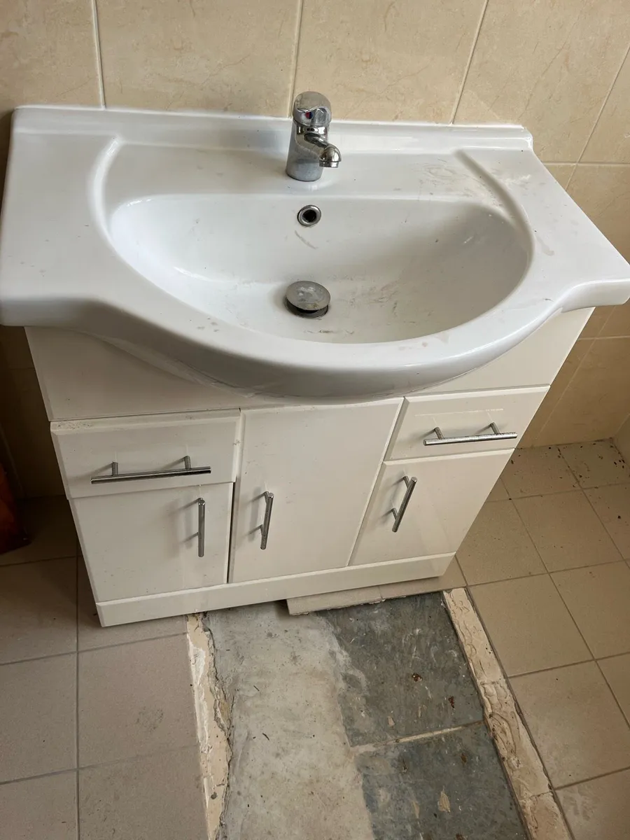 Bathroom sinks for sale in Co. Wexford for €50 on DoneDeal