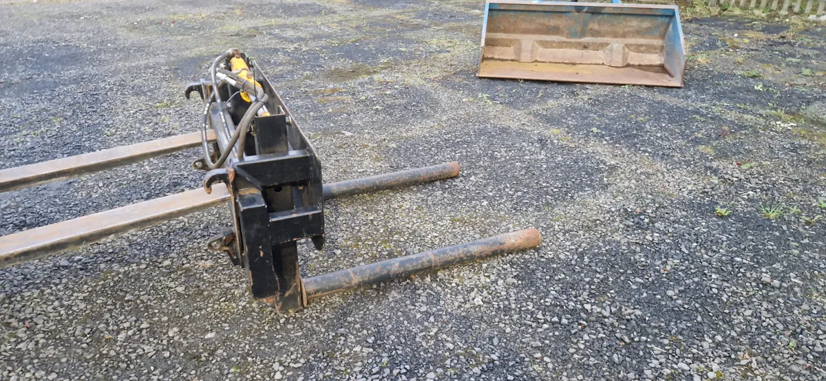 Rossmore hyd bale handler for sale in Co. Sligo for €1,000 on DoneDeal
