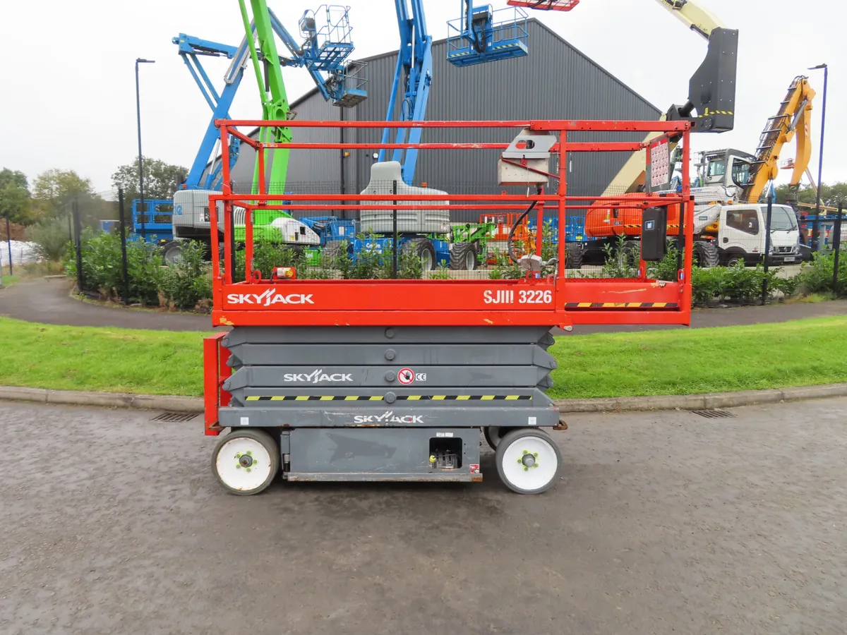 Skyjack SJIII 3226 Scissor Like Genie Lift - Image 2