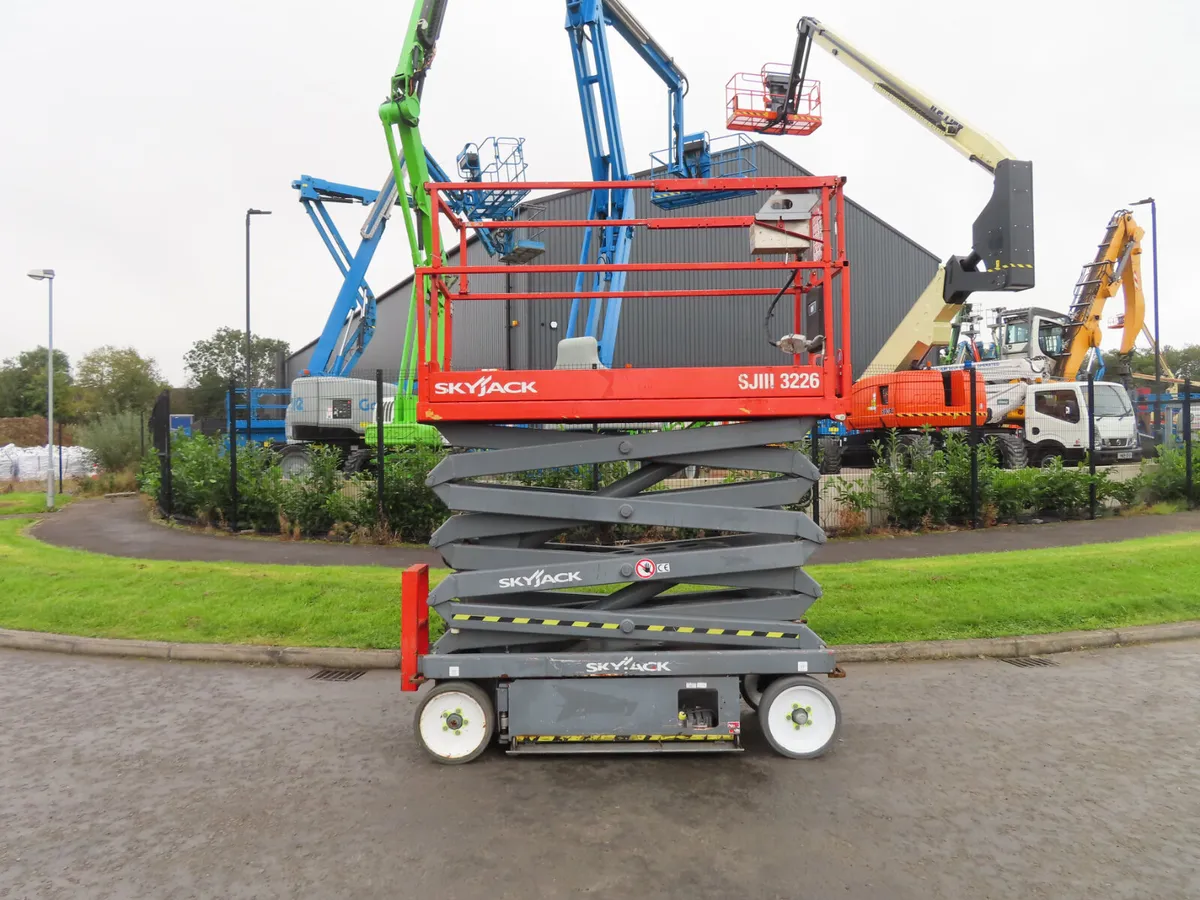 Skyjack SJIII 3226 Scissor Like Genie Lift - Image 3