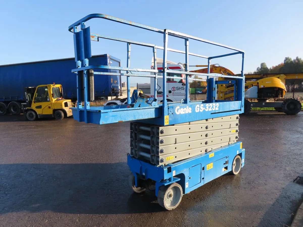 Genie 3232 Scissor Lift Access Platform - Image 4