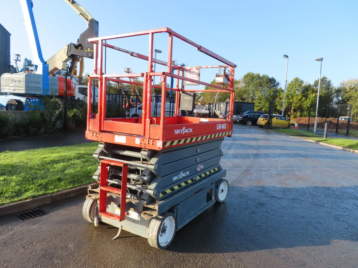 Skyjack SJIII 4632 Scissor Like Genie Lift - Image 4