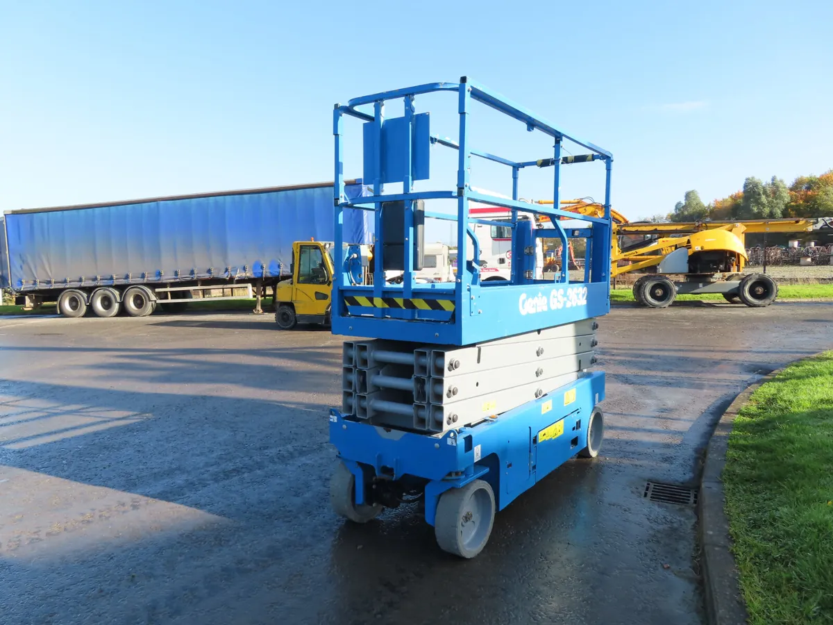 Genie 2632 Scissor Lift Access Platform - Image 4