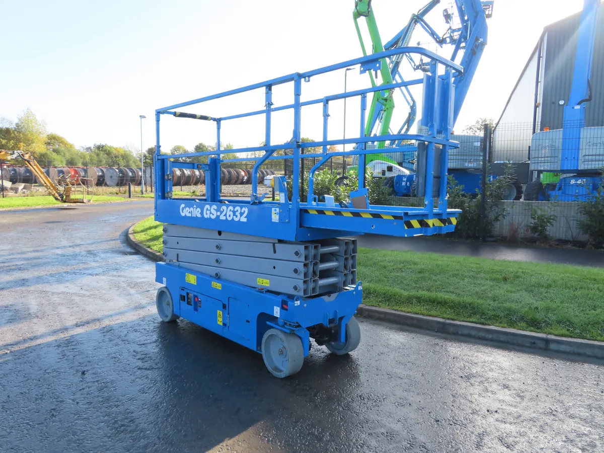 Genie 2632 Scissor Lift Access Platform - Image 3